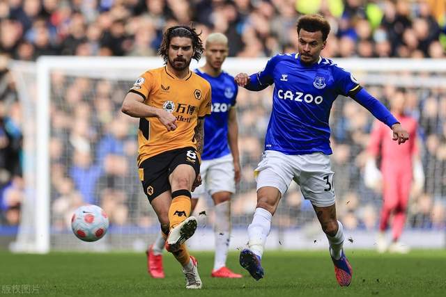 巴神时隔1701天重返意甲 球迷想要球衣巴神脱球裤