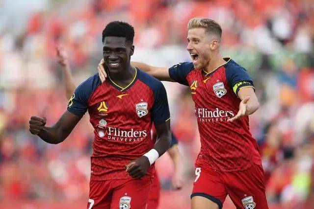 巴神时隔1701天重返意甲 球迷想要球衣巴神脱球裤